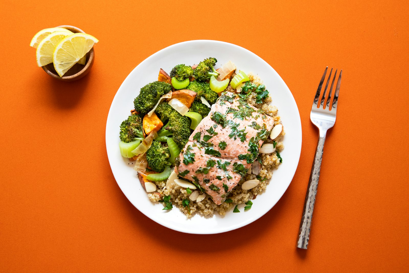 Prato com brócolis e proteína, refeição balanceada