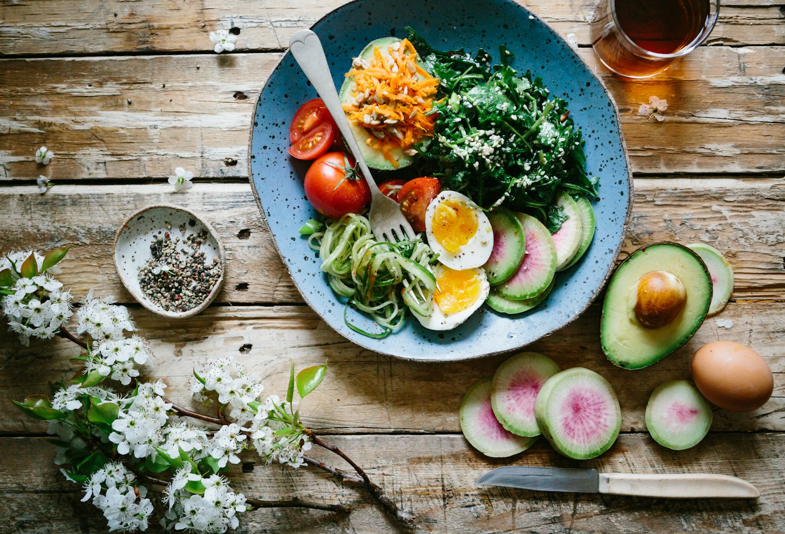 Prato saudável com ovos cozidos, abacate e frutas frescas para refeição pré-treino